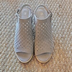 𝅺white MOUNTAIN light gray open toed heels.  Size 8 1/2 M excellent condition.